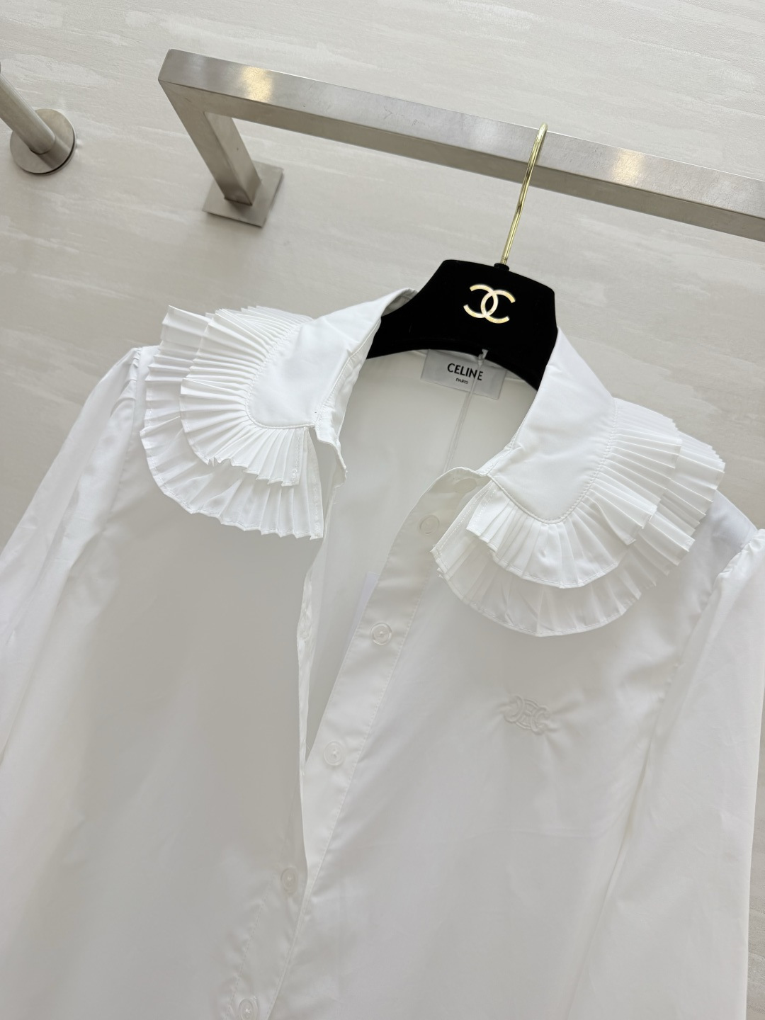 #Celin♡²⁶法式荷叶领纯白衬衣☁️ 双层百褶娃娃领｜精致刺绣细节 清爽利落版型 减龄又显贵 可盐可