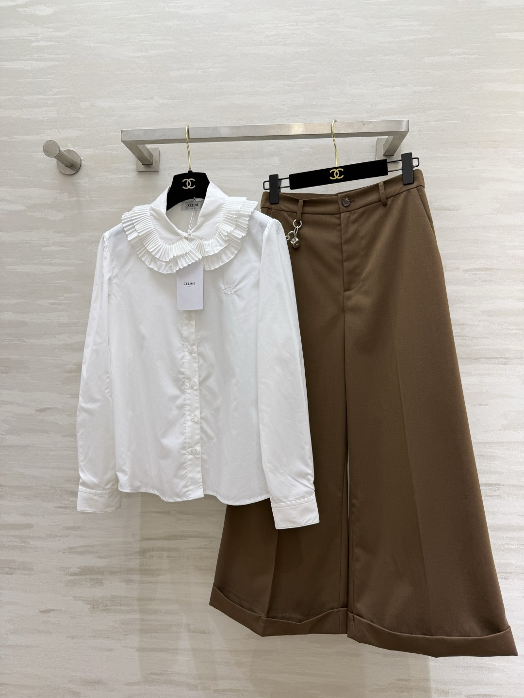 #Celin♡²⁶法式荷叶领纯白衬衣☁️ 双层百褶娃娃领｜精致刺绣细节 清爽利落版型 减龄又显贵 可盐可