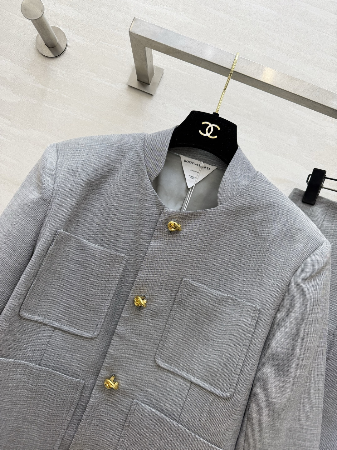 ✨Bv²⁶立领金扣套装 一键穿出富家千金的利落优雅气场 清冷高级色调 低调又显贵 无领圆立领设计 利落修