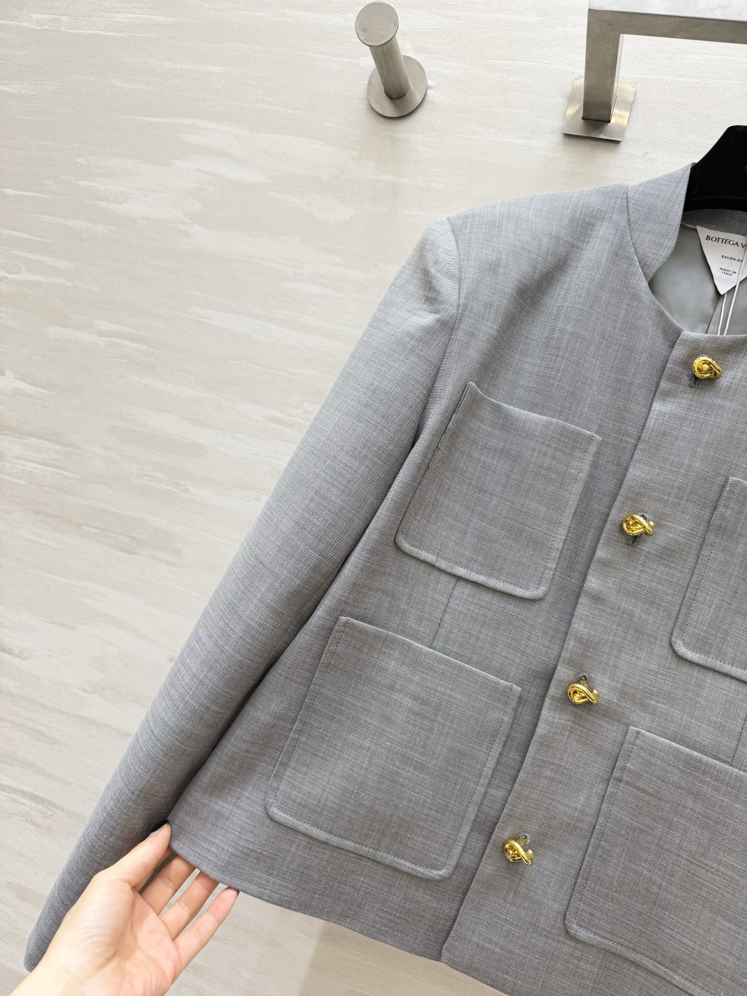 ✨Bv²⁶立领金扣套装 一键穿出富家千金的利落优雅气场 清冷高级色调 低调又显贵 无领圆立领设计 利落修