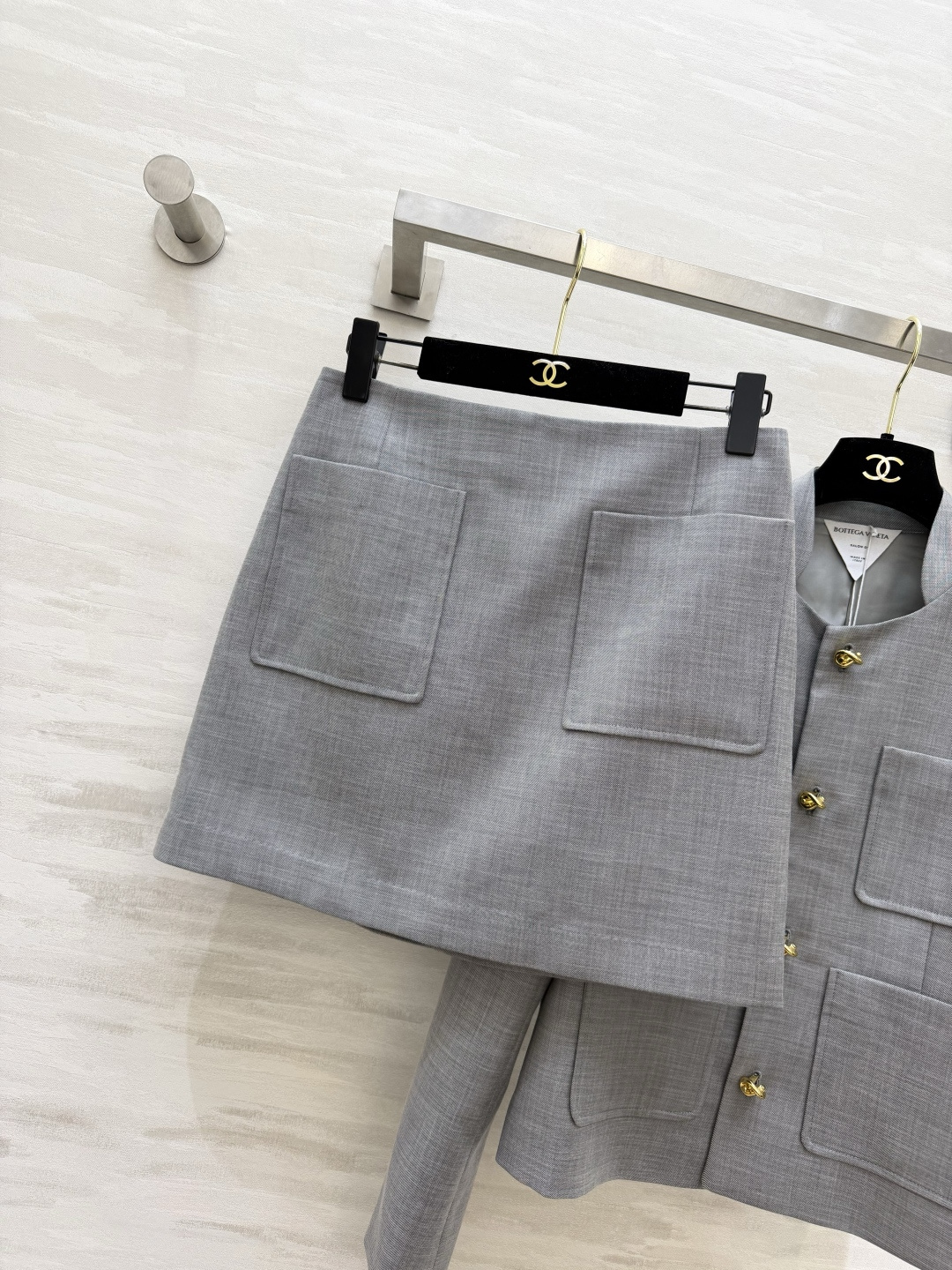 ✨Bv²⁶立领金扣套装 一键穿出富家千金的利落优雅气场 清冷高级色调 低调又显贵 无领圆立领设计 利落修