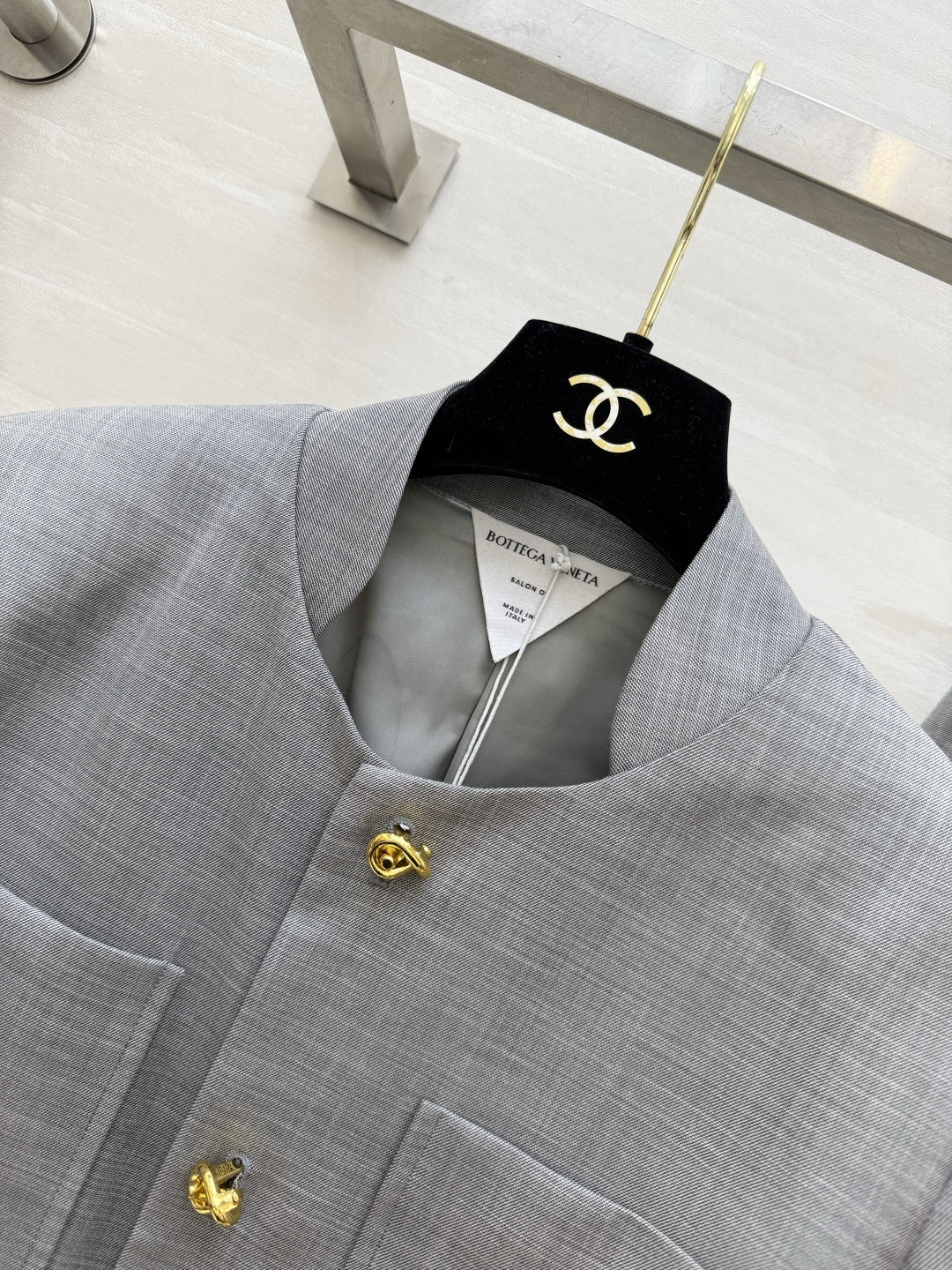 ✨Bv²⁶立领金扣套装 一键穿出富家千金的利落优雅气场 清冷高级色调 低调又显贵 无领圆立领设计 利落修