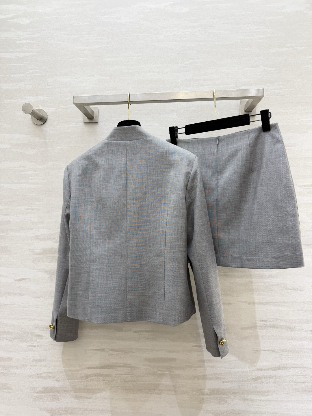 ✨Bv²⁶立领金扣套装 一键穿出富家千金的利落优雅气场 清冷高级色调 低调又显贵 无领圆立领设计 利落修