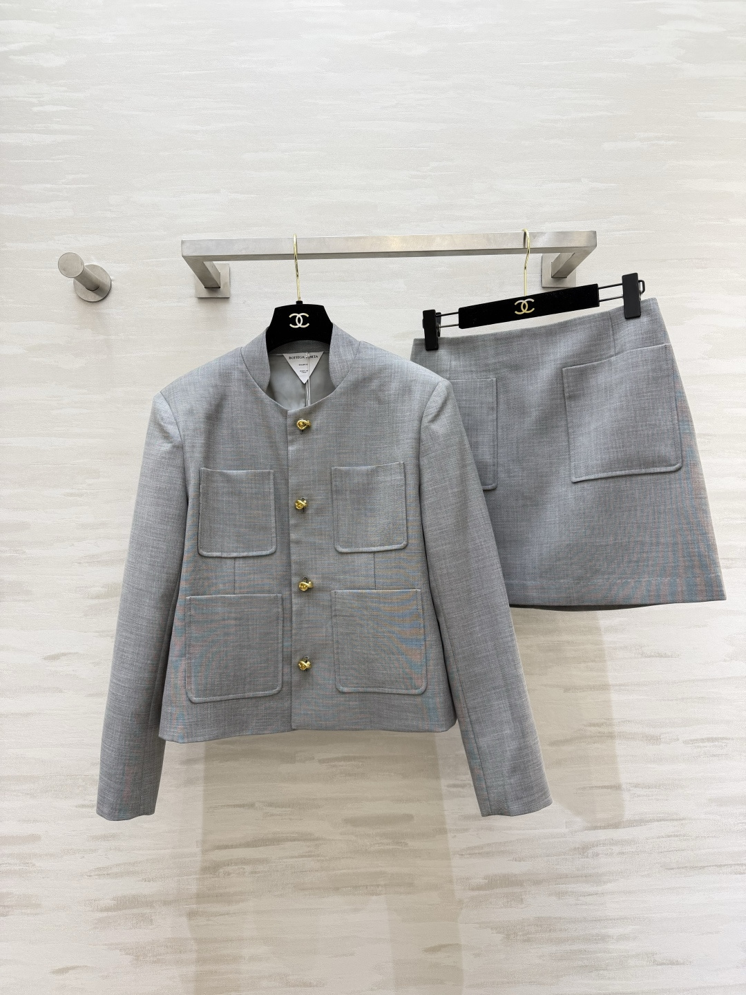 ✨Bv²⁶立领金扣套装 一键穿出富家千金的利落优雅气场 清冷高级色调 低调又显贵 无领圆立领设计 利落修