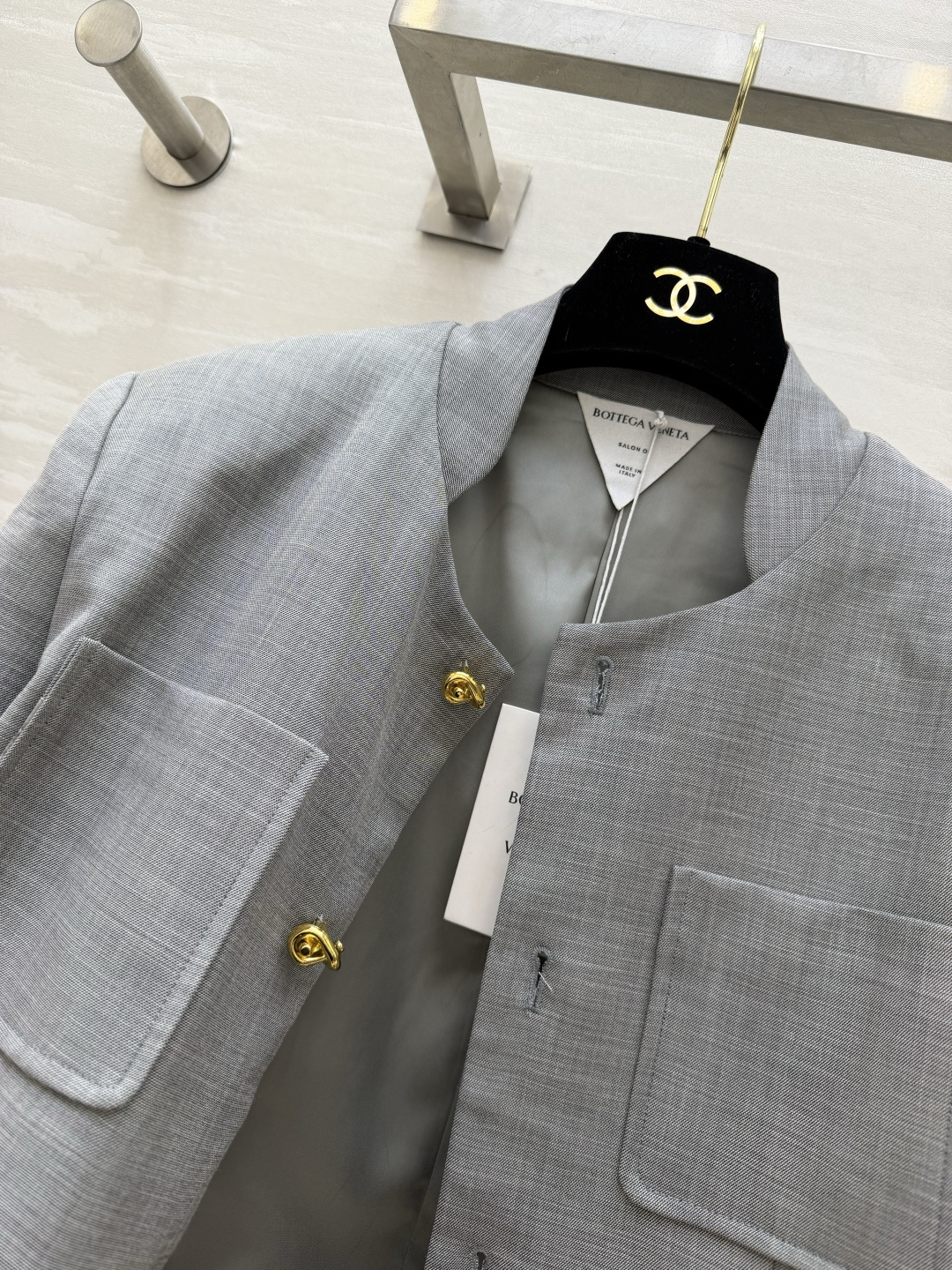 ✨Bv²⁶立领金扣套装 一键穿出富家千金的利落优雅气场 清冷高级色调 低调又显贵 无领圆立领设计 利落修