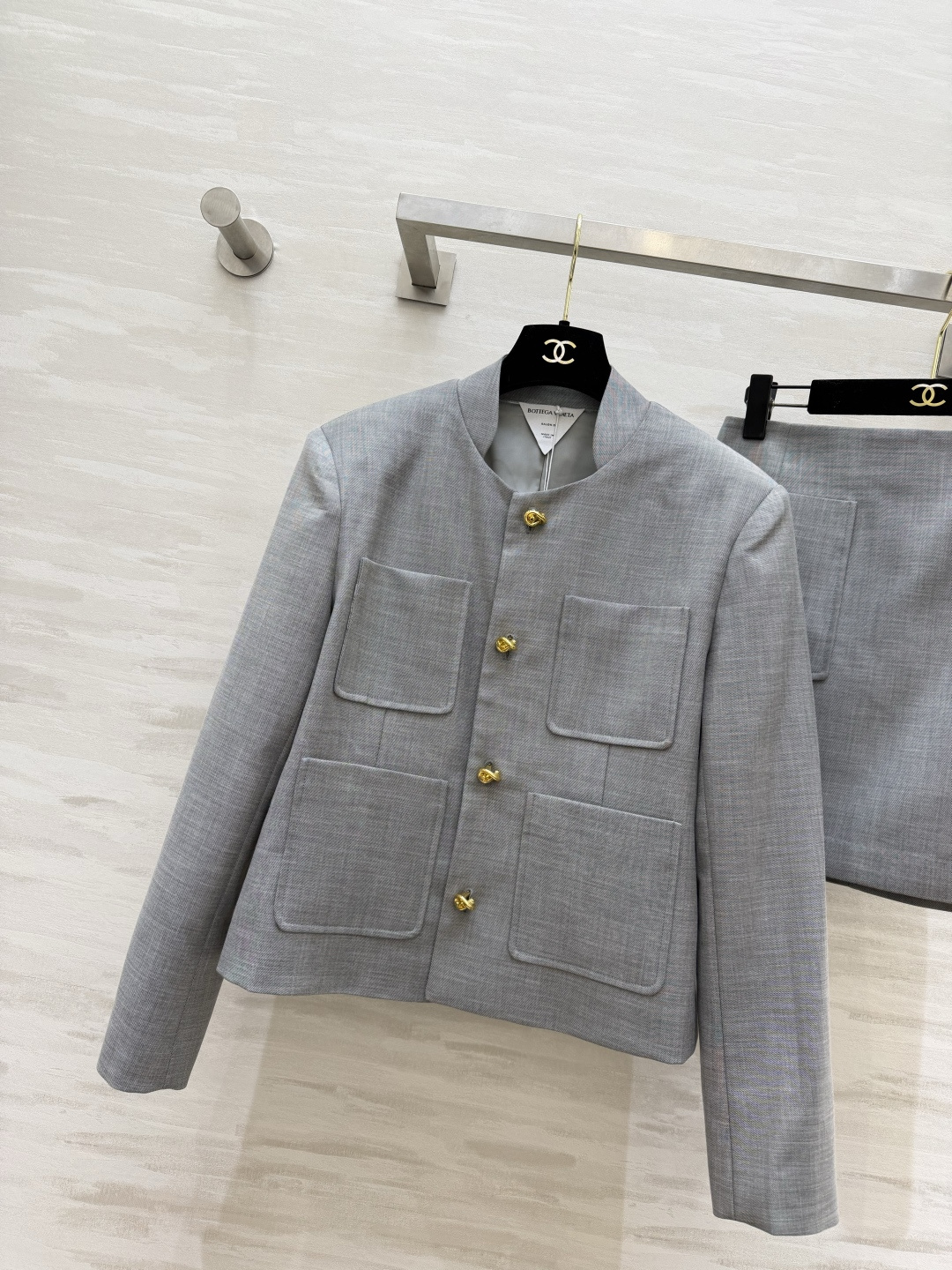 ✨Bv²⁶立领金扣套装 一键穿出富家千金的利落优雅气场 清冷高级色调 低调又显贵 无领圆立领设计 利落修