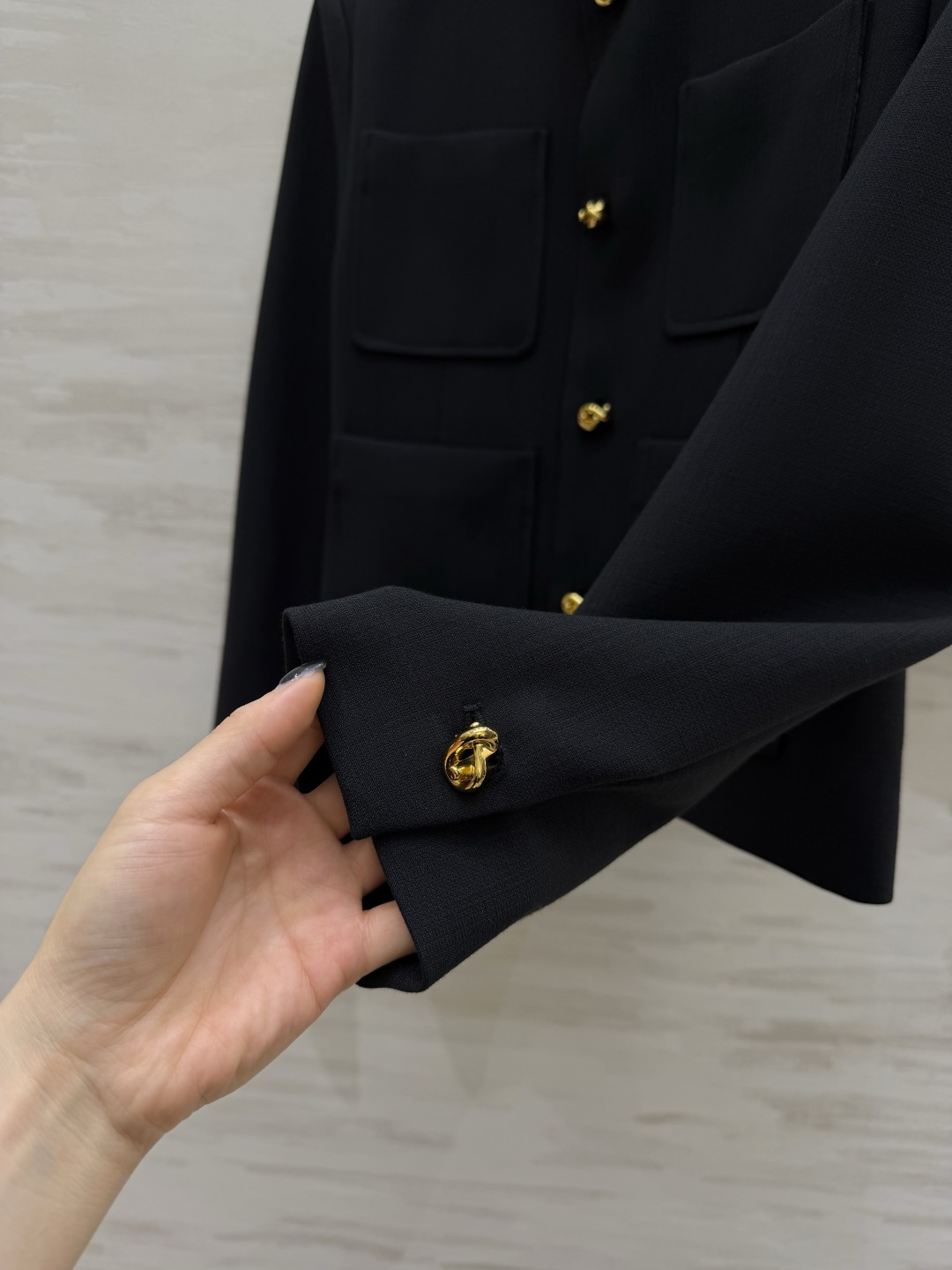 ✨Bv²⁶立领金扣套装 一键穿出富家千金的利落优雅气场 清冷高级色调 低调又显贵 无领圆立领设计 利落修