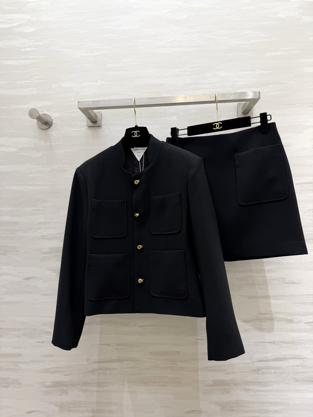 ✨Bv²⁶立领金扣套装 一键穿出富家千金的利落优雅气场 清冷高级色调 低调又显贵 无领圆立领设计 利落修