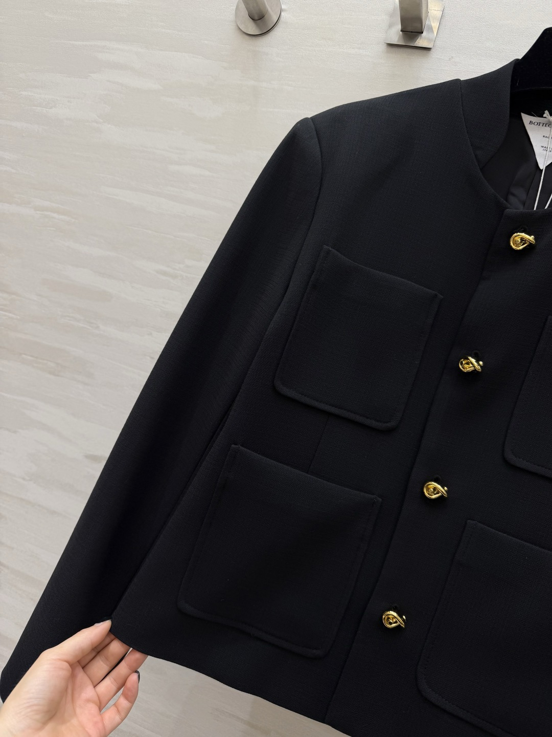 ✨Bv²⁶立领金扣套装 一键穿出富家千金的利落优雅气场 清冷高级色调 低调又显贵 无领圆立领设计 利落修