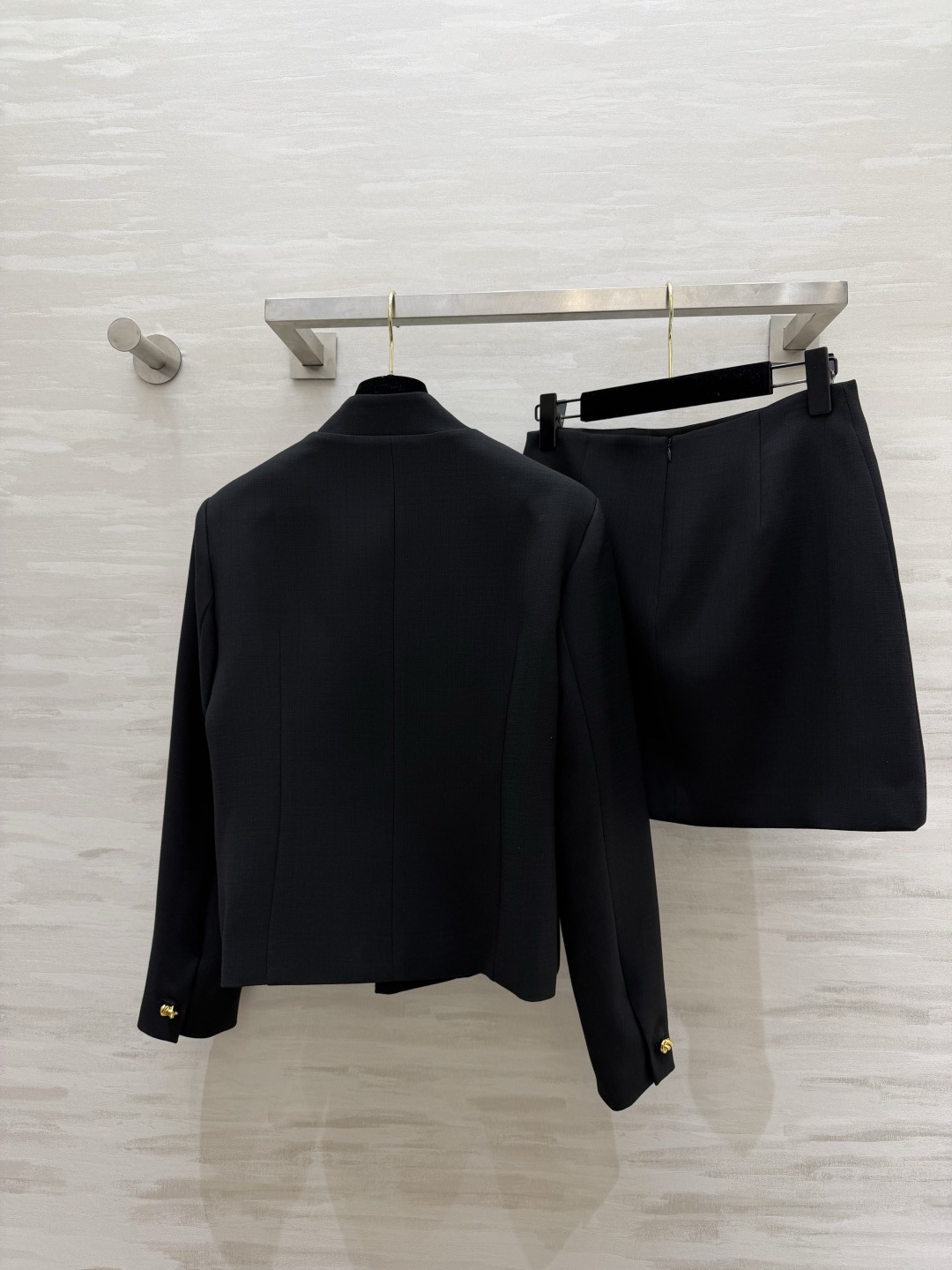 ✨Bv²⁶立领金扣套装 一键穿出富家千金的利落优雅气场 清冷高级色调 低调又显贵 无领圆立领设计 利落修