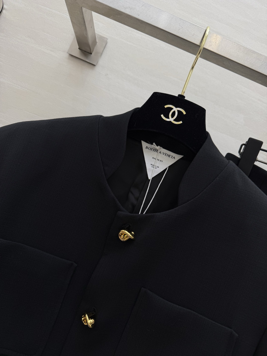 ✨Bv²⁶立领金扣套装 一键穿出富家千金的利落优雅气场 清冷高级色调 低调又显贵 无领圆立领设计 利落修