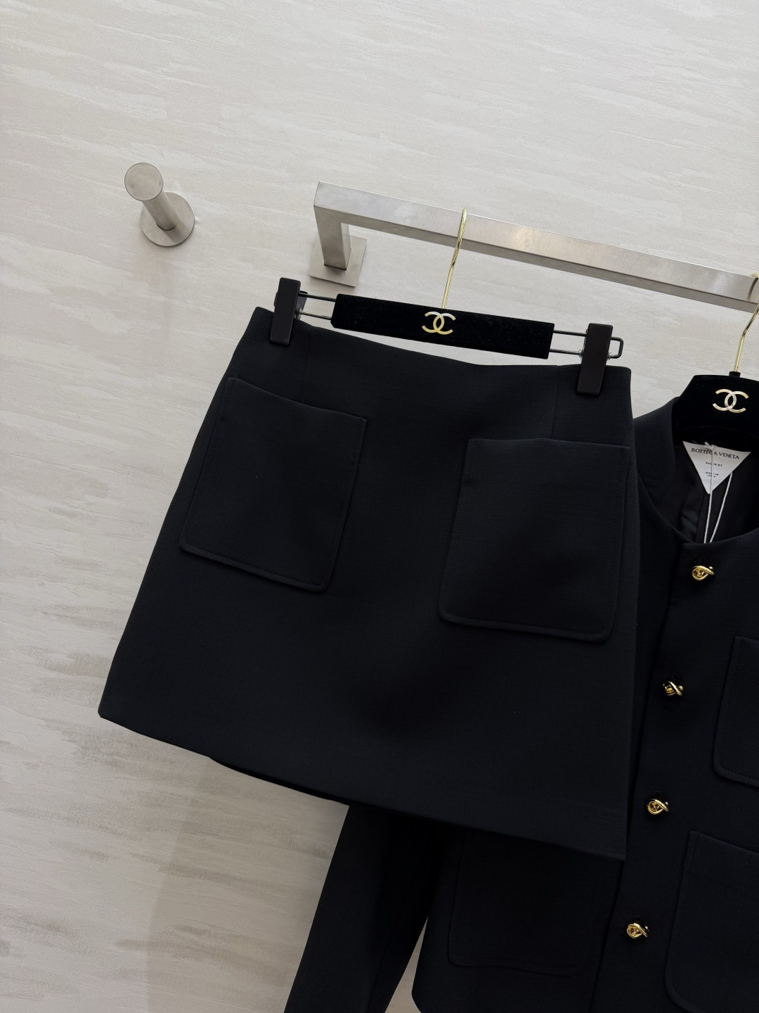 ✨Bv²⁶立领金扣套装 一键穿出富家千金的利落优雅气场 清冷高级色调 低调又显贵 无领圆立领设计 利落修