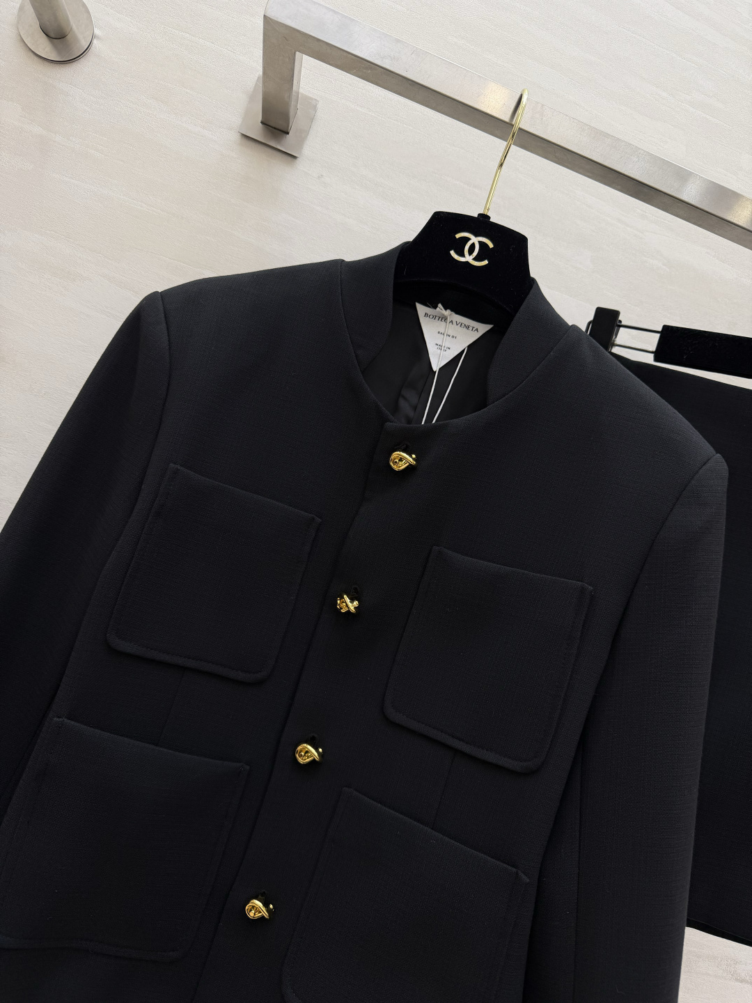 ✨Bv²⁶立领金扣套装 一键穿出富家千金的利落优雅气场 清冷高级色调 低调又显贵 无领圆立领设计 利落修