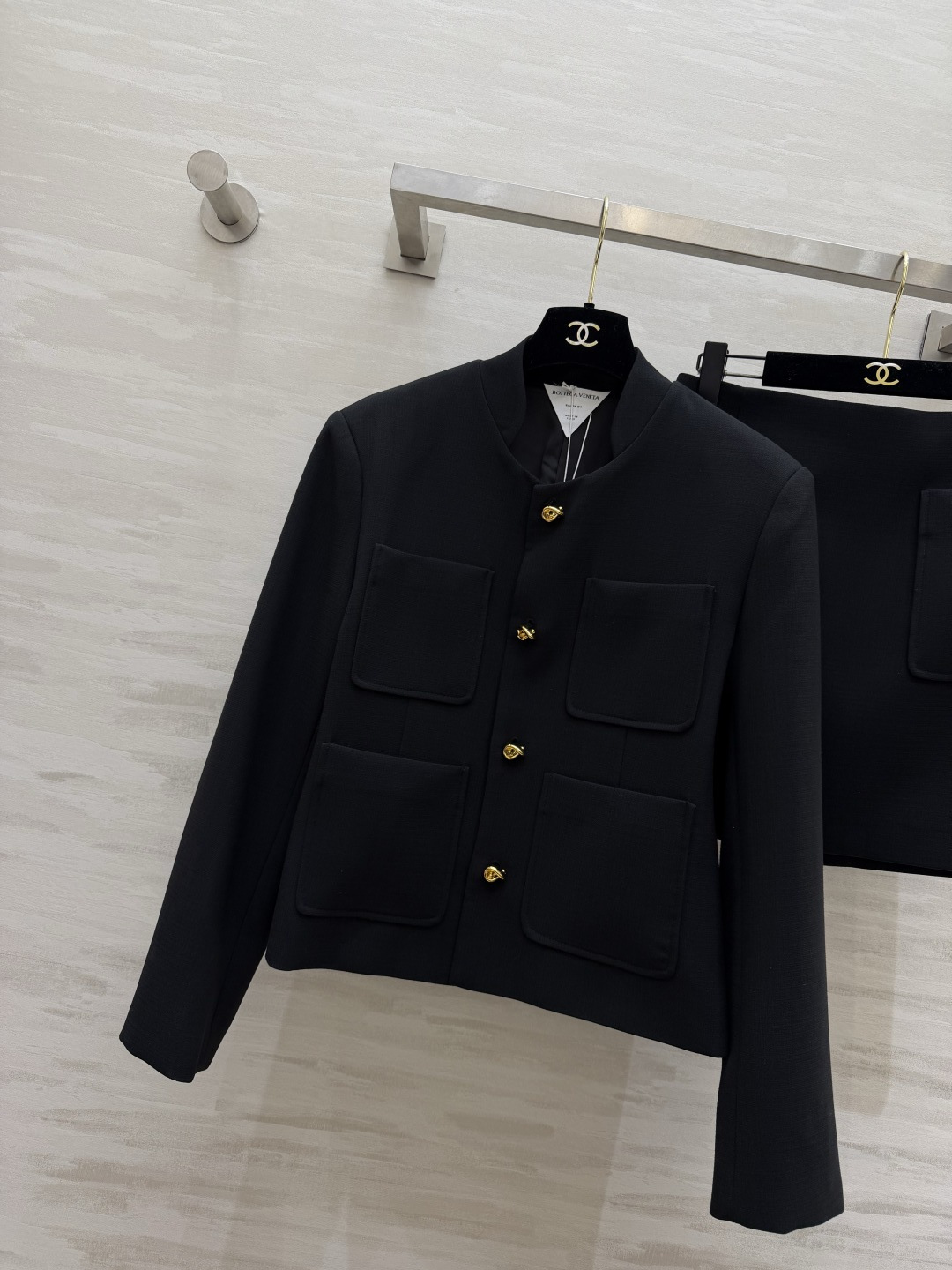 ✨Bv²⁶立领金扣套装 一键穿出富家千金的利落优雅气场 清冷高级色调 低调又显贵 无领圆立领设计 利落修