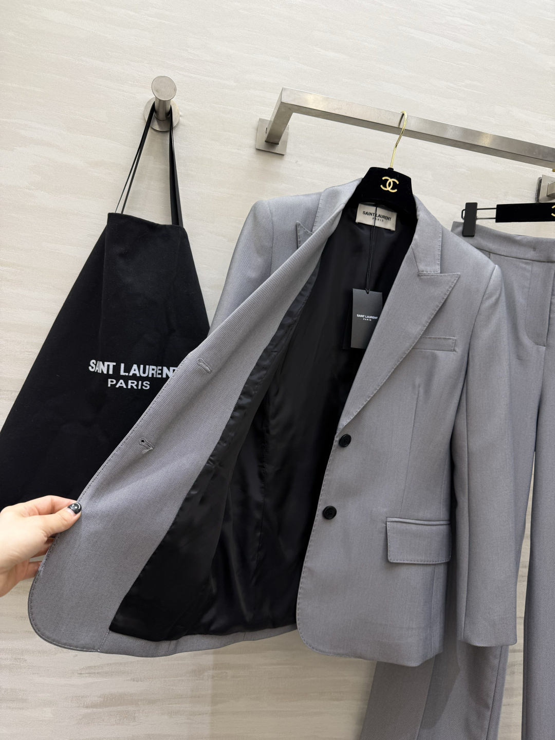 #ysl²⁶大女主灰色西装套装 立体剪裁 挺括版型不挑身材 利落剪裁藏肉显瘦 单排扣设计经典不过时 阔腿