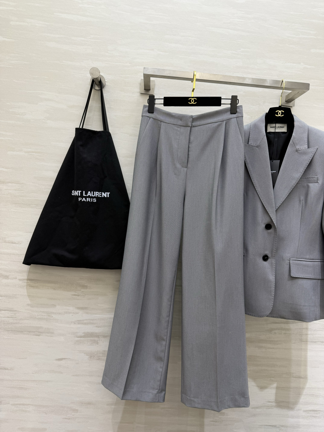 #ysl²⁶大女主灰色西装套装 立体剪裁 挺括版型不挑身材 利落剪裁藏肉显瘦 单排扣设计经典不过时 阔腿