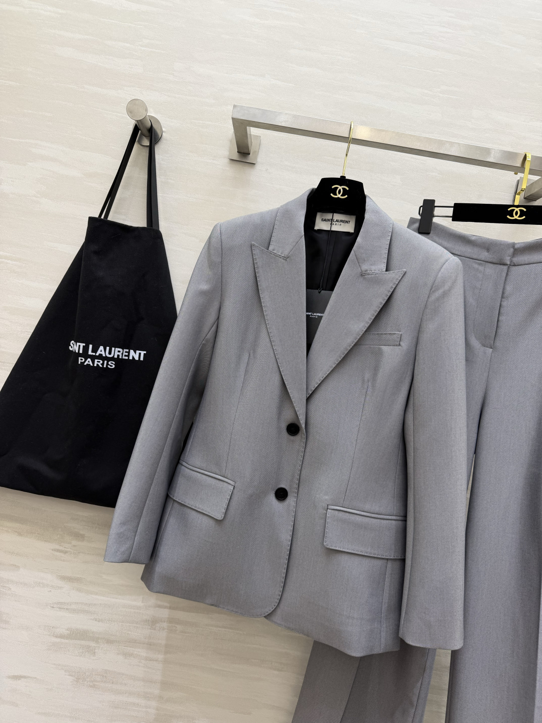 #ysl²⁶大女主灰色西装套装 立体剪裁 挺括版型不挑身材 利落剪裁藏肉显瘦 单排扣设计经典不过时 阔腿