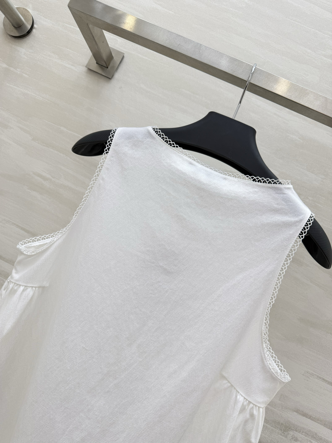 #Prad♡²⁶ss极简纯白夏日小白裙🤍自带清爽松弛的夏日氛围感精致蕾丝锁边+胸口红色花朵刺绣点缀简约又