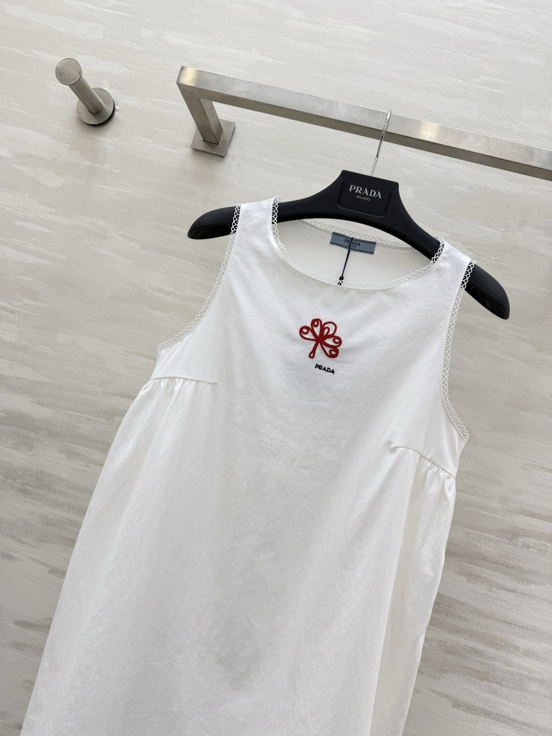 #Prad♡²⁶ss极简纯白夏日小白裙🤍自带清爽松弛的夏日氛围感精致蕾丝锁边+胸口红色花朵刺绣点缀简约又