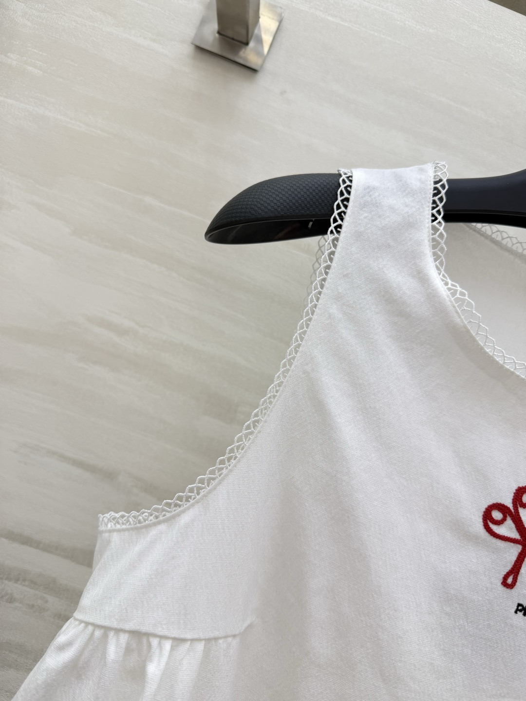 #Prad♡²⁶ss极简纯白夏日小白裙🤍自带清爽松弛的夏日氛围感精致蕾丝锁边+胸口红色花朵刺绣点缀简约又