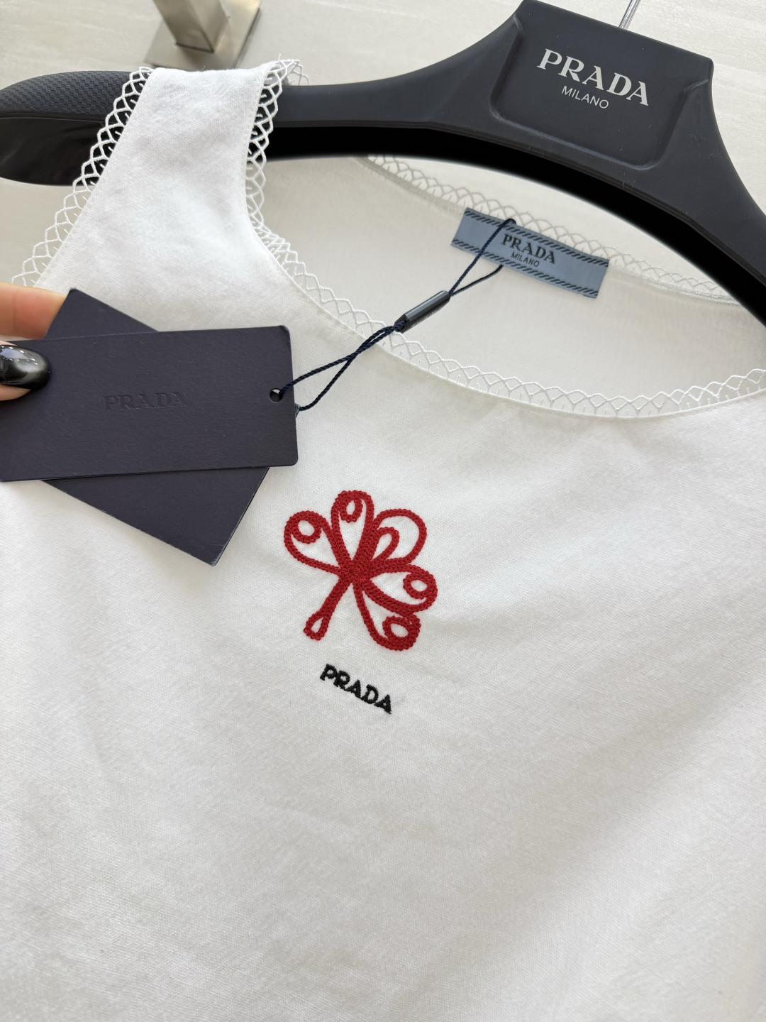 #Prad♡²⁶ss极简纯白夏日小白裙🤍自带清爽松弛的夏日氛围感精致蕾丝锁边+胸口红色花朵刺绣点缀简约又