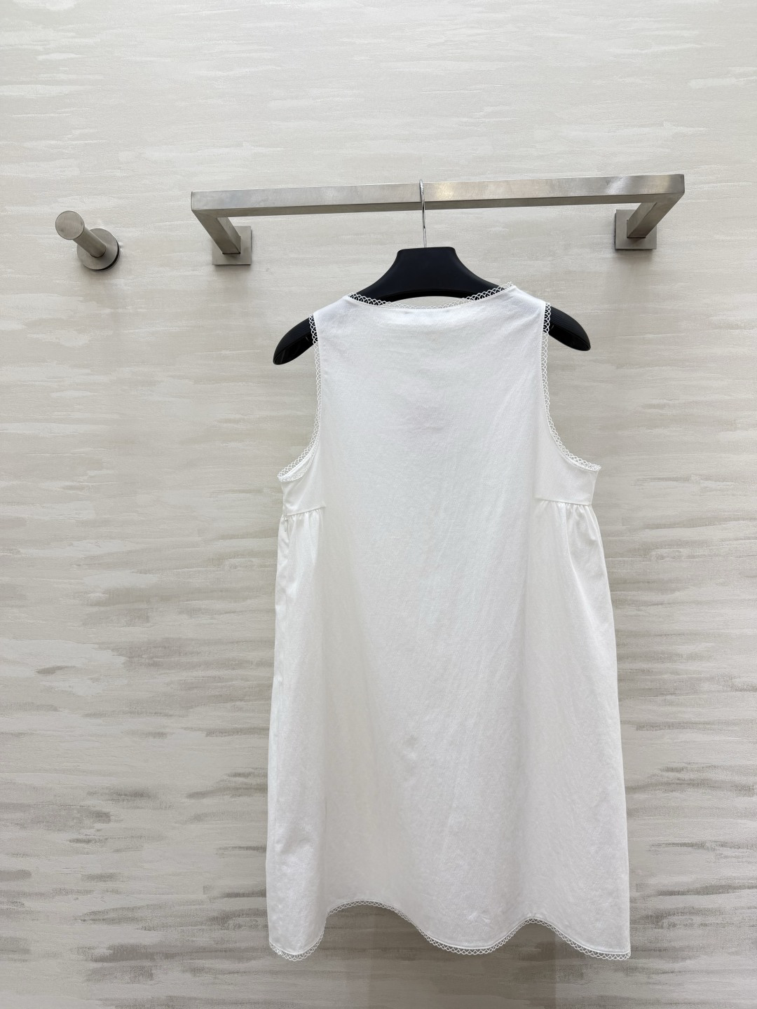 #Prad♡²⁶ss极简纯白夏日小白裙🤍自带清爽松弛的夏日氛围感精致蕾丝锁边+胸口红色花朵刺绣点缀简约又