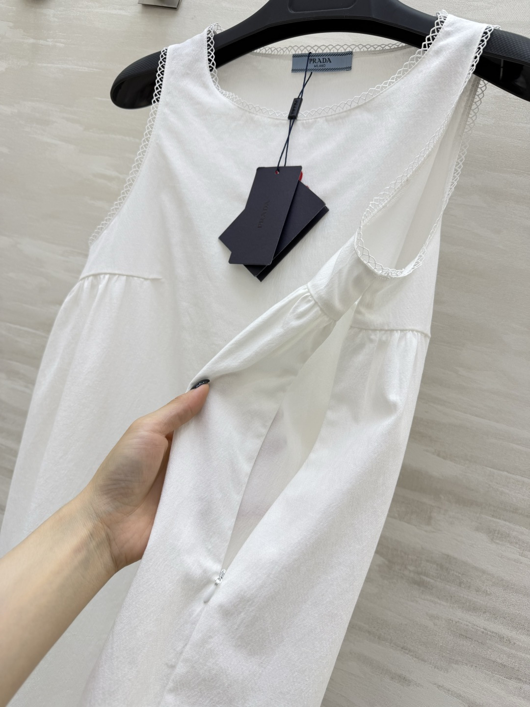 #Prad♡²⁶ss极简纯白夏日小白裙🤍自带清爽松弛的夏日氛围感精致蕾丝锁边+胸口红色花朵刺绣点缀简约又