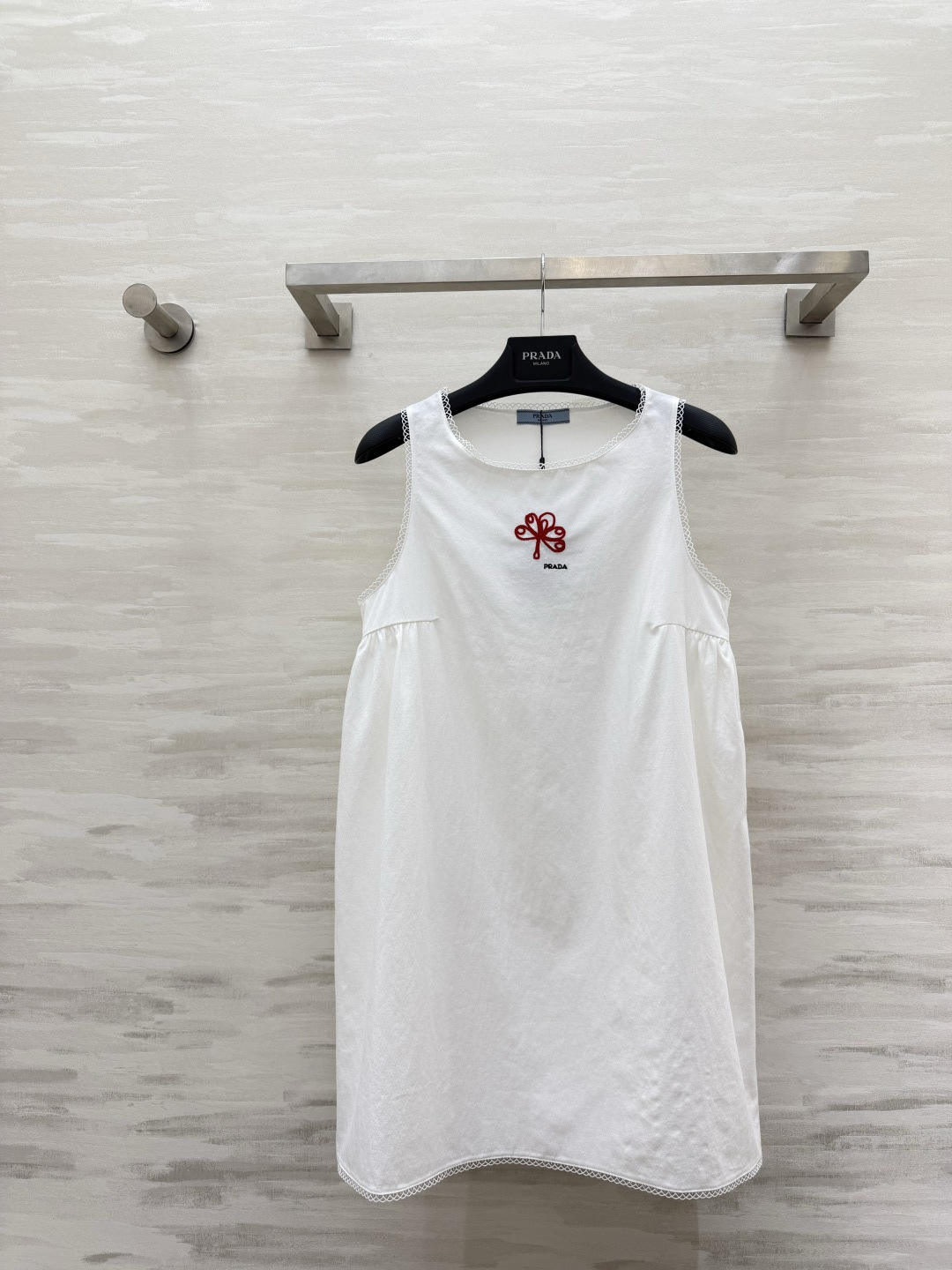 #Prad♡²⁶ss极简纯白夏日小白裙🤍自带清爽松弛的夏日氛围感精致蕾丝锁边+胸口红色花朵刺绣点缀简约又