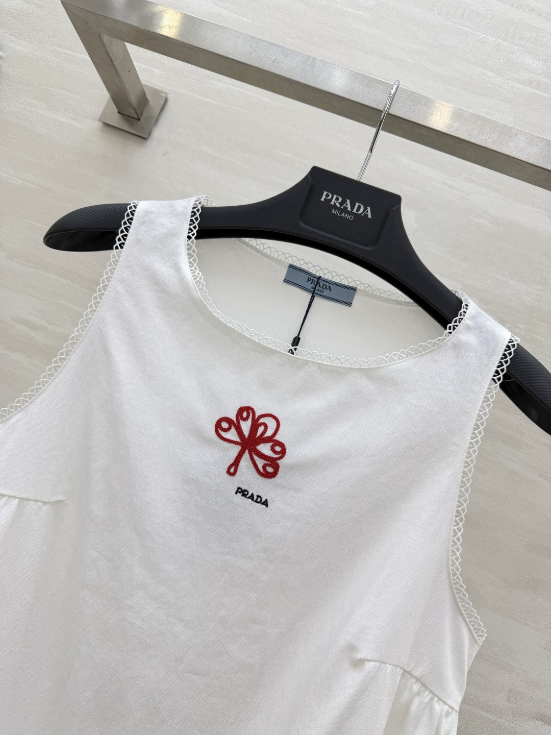 #Prad♡²⁶ss极简纯白夏日小白裙🤍自带清爽松弛的夏日氛围感精致蕾丝锁边+胸口红色花朵刺绣点缀简约又