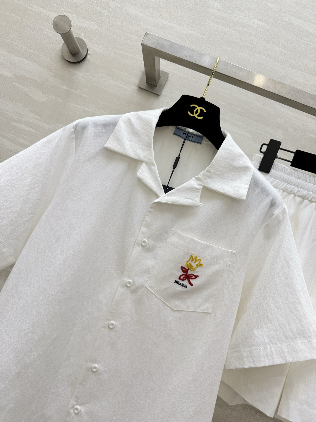 #Prad♡²⁶夏日纯白休闲套装上线🤍干净极简的米白调 温柔又高级古巴领短袖衬衫+同色系松紧短裤胸口精致