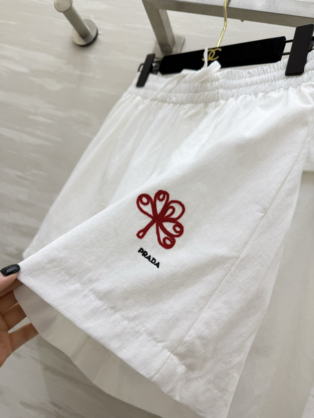 #Prad♡²⁶夏日纯白休闲套装上线🤍干净极简的米白调 温柔又高级古巴领短袖衬衫+同色系松紧短裤胸口精致