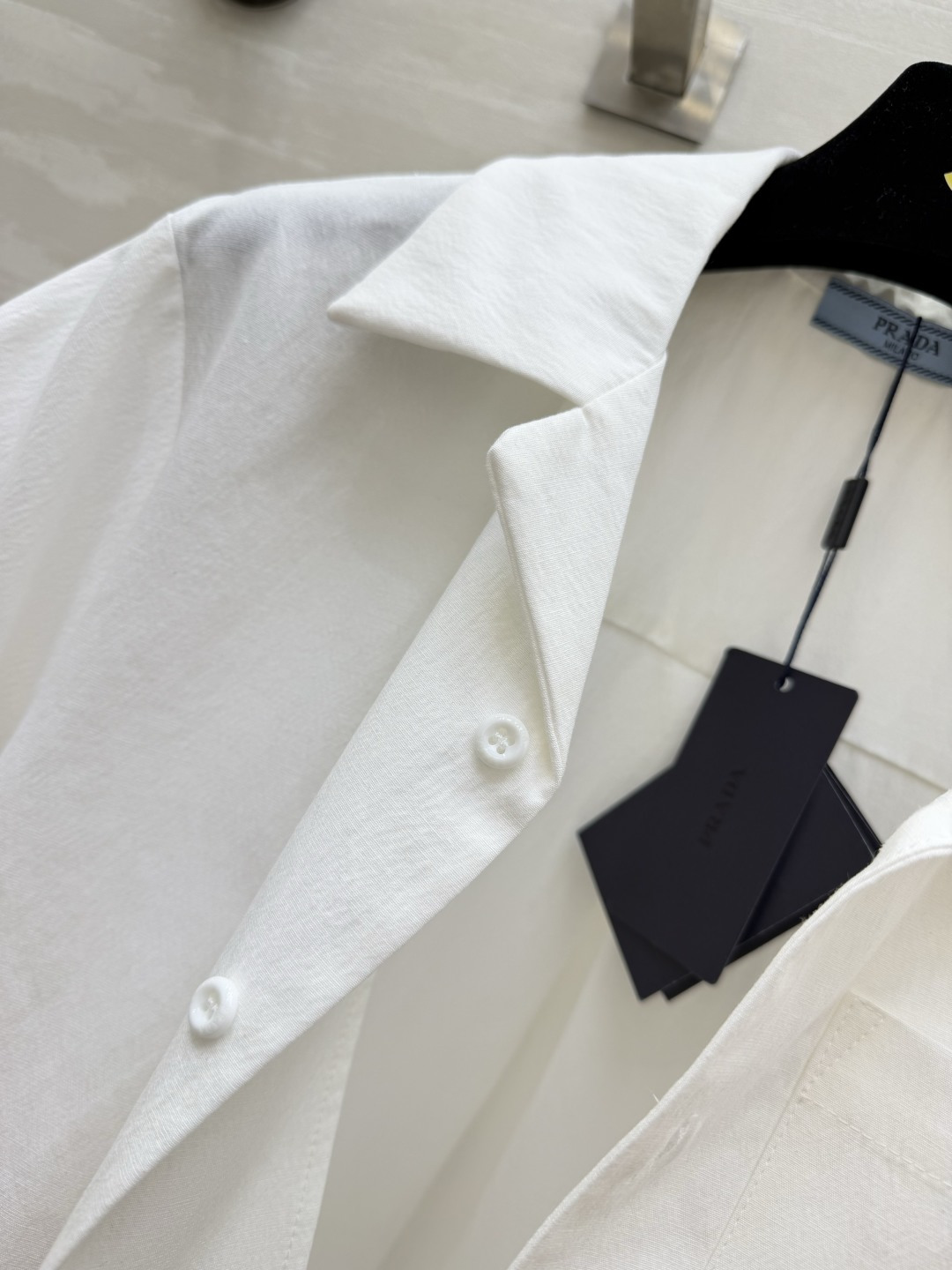 #Prad♡²⁶夏日纯白休闲套装上线🤍干净极简的米白调 温柔又高级古巴领短袖衬衫+同色系松紧短裤胸口精致