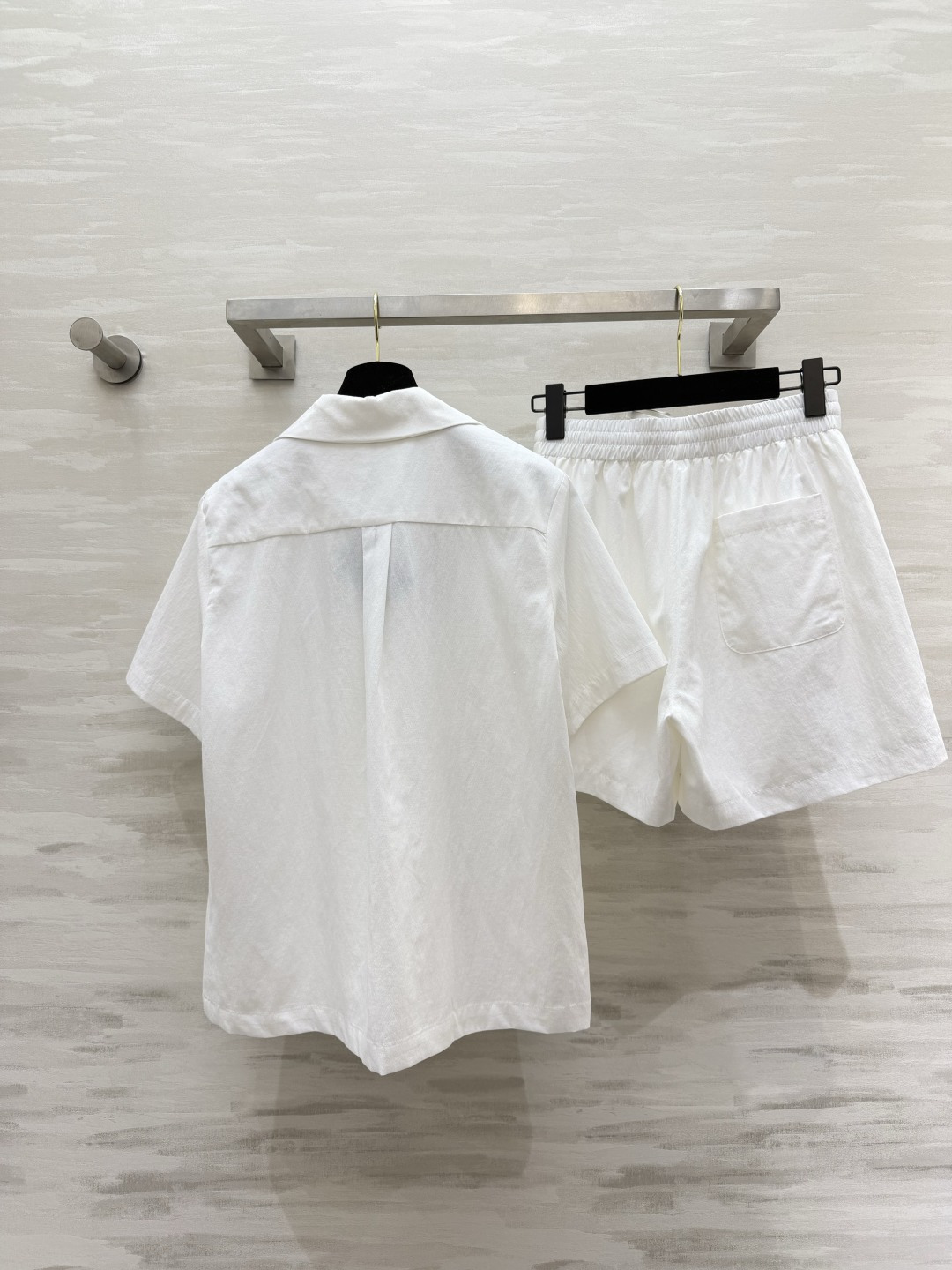 #Prad♡²⁶夏日纯白休闲套装上线🤍干净极简的米白调 温柔又高级古巴领短袖衬衫+同色系松紧短裤胸口精致
