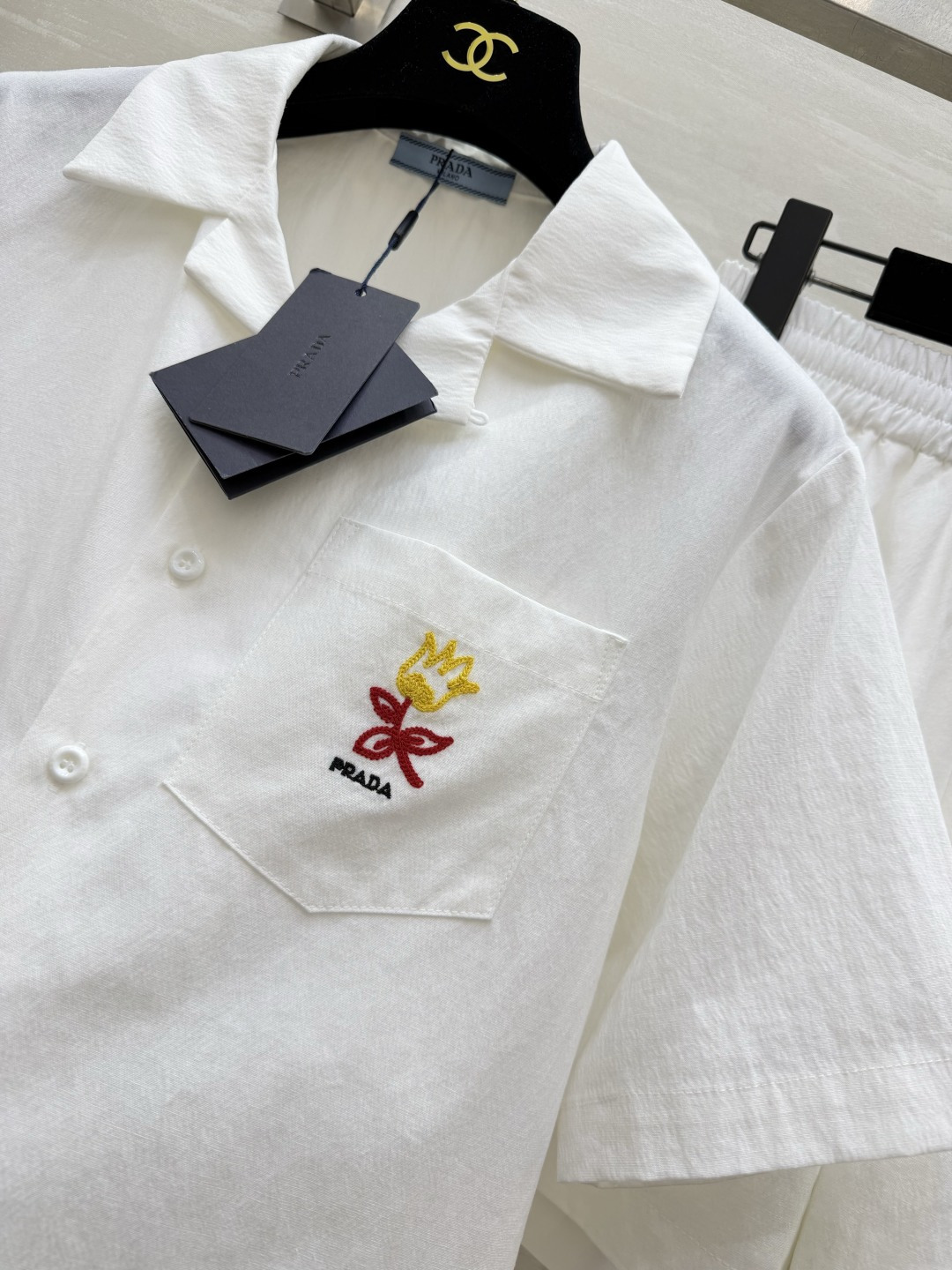#Prad♡²⁶夏日纯白休闲套装上线🤍干净极简的米白调 温柔又高级古巴领短袖衬衫+同色系松紧短裤胸口精致