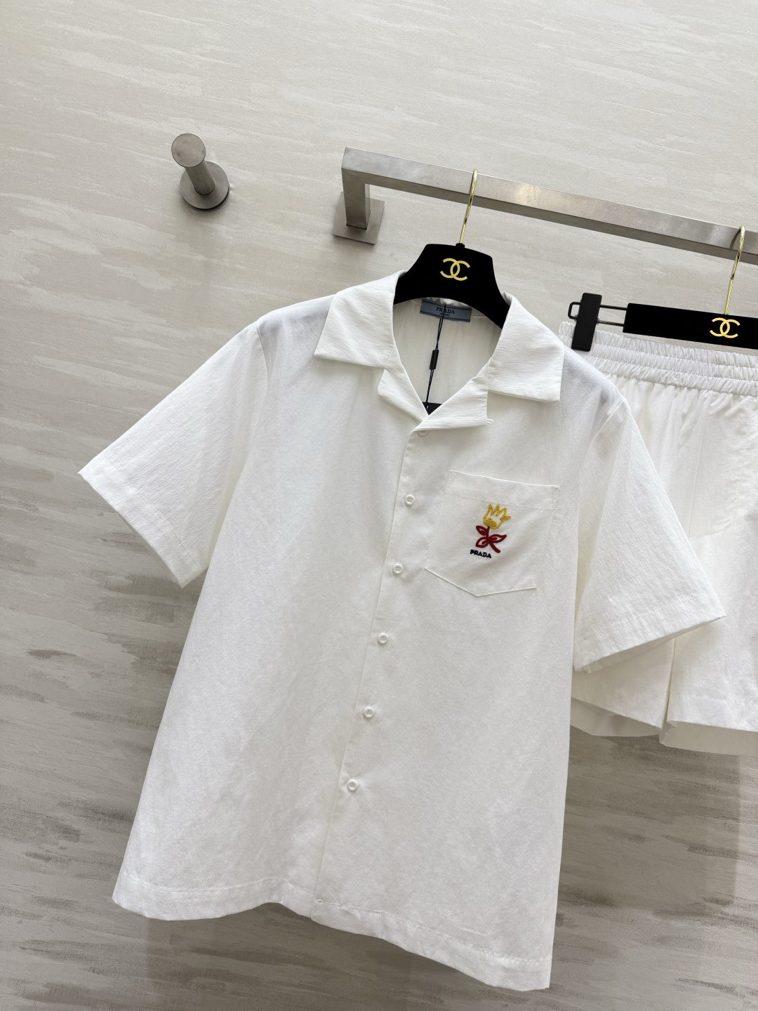 #Prad♡²⁶夏日纯白休闲套装上线🤍干净极简的米白调 温柔又高级古巴领短袖衬衫+同色系松紧短裤胸口精致