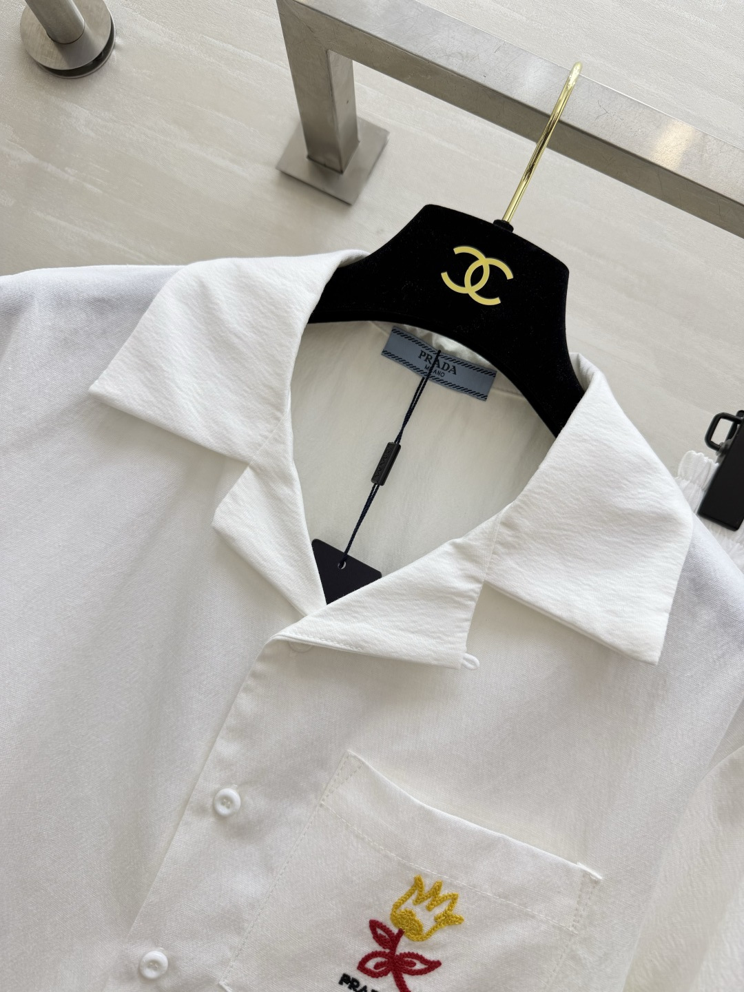 #Prad♡²⁶夏日纯白休闲套装上线🤍干净极简的米白调 温柔又高级古巴领短袖衬衫+同色系松紧短裤胸口精致