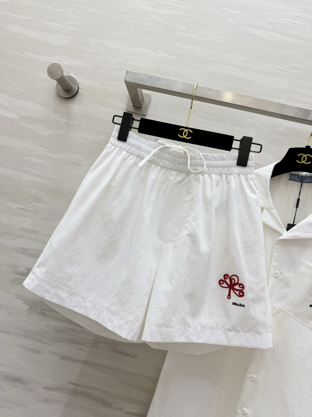 #Prad♡²⁶夏日纯白休闲套装上线🤍干净极简的米白调 温柔又高级古巴领短袖衬衫+同色系松紧短裤胸口精致