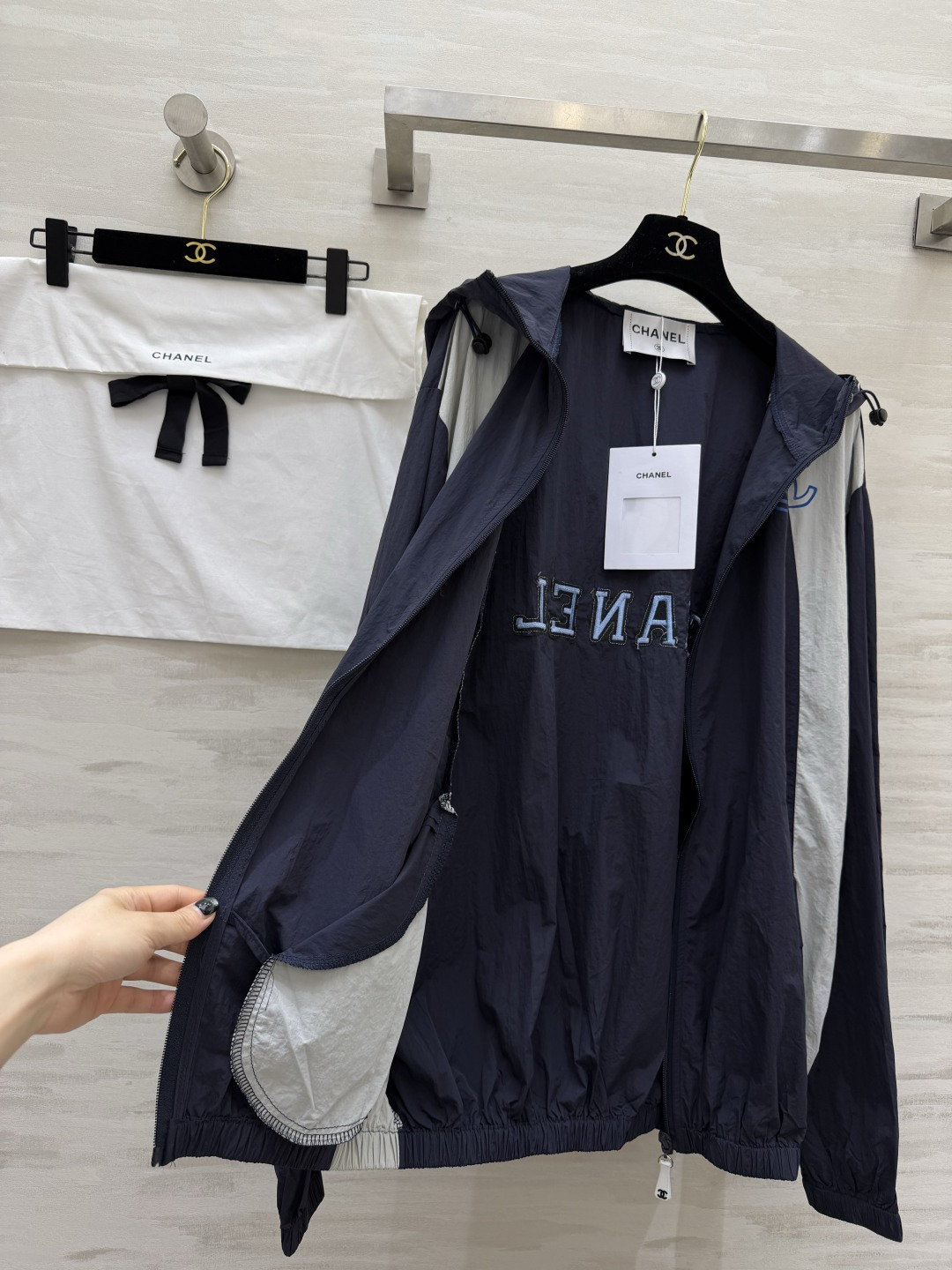 #Chane♡²⁶拼色连帽防晒外套撞色设计 复古又利落胸口经典双C低调点睛机能风连帽+拉链收口版型轻量透