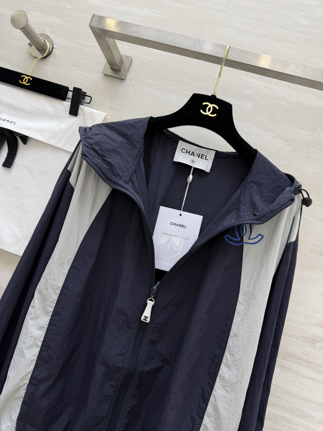 #Chane♡²⁶拼色连帽防晒外套撞色设计 复古又利落胸口经典双C低调点睛机能风连帽+拉链收口版型轻量透