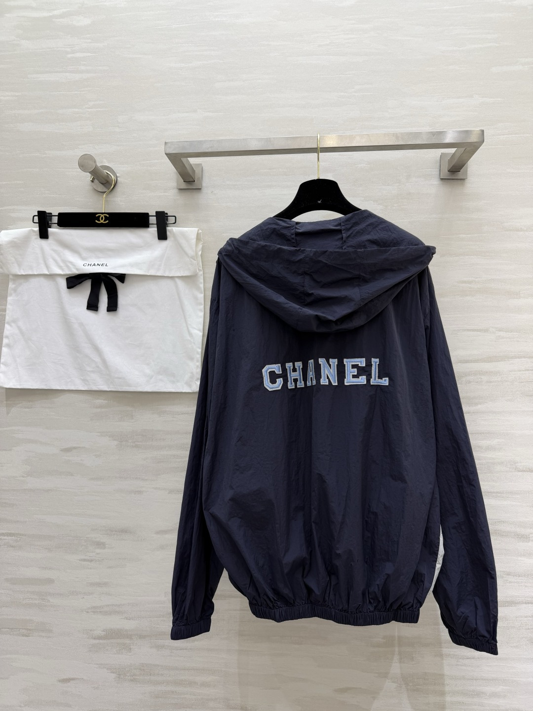 #Chane♡²⁶拼色连帽防晒外套撞色设计 复古又利落胸口经典双C低调点睛机能风连帽+拉链收口版型轻量透