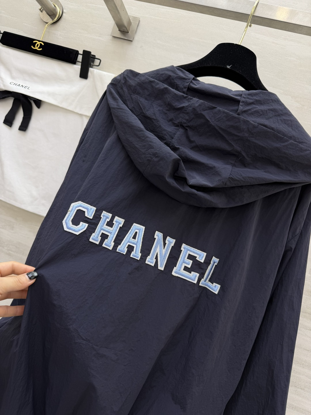 #Chane♡²⁶拼色连帽防晒外套撞色设计 复古又利落胸口经典双C低调点睛机能风连帽+拉链收口版型轻量透