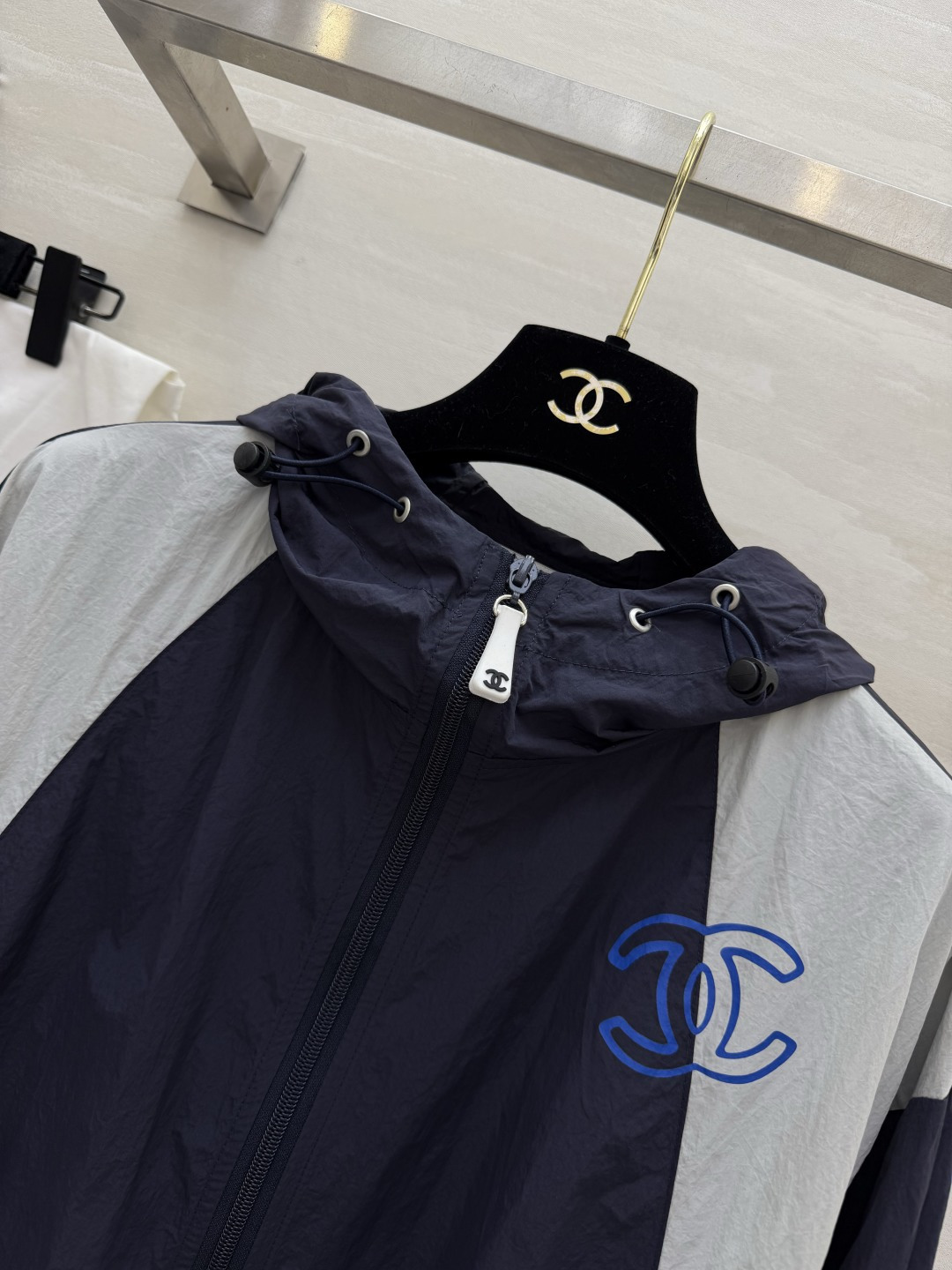 #Chane♡²⁶拼色连帽防晒外套撞色设计 复古又利落胸口经典双C低调点睛机能风连帽+拉链收口版型轻量透