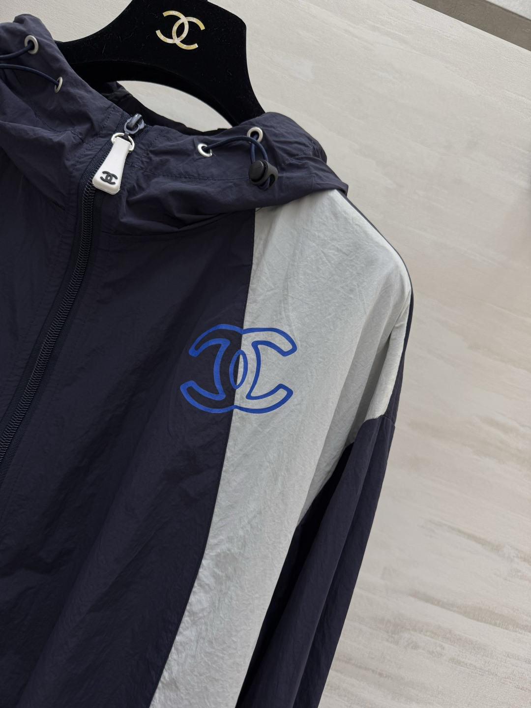 #Chane♡²⁶拼色连帽防晒外套撞色设计 复古又利落胸口经典双C低调点睛机能风连帽+拉链收口版型轻量透