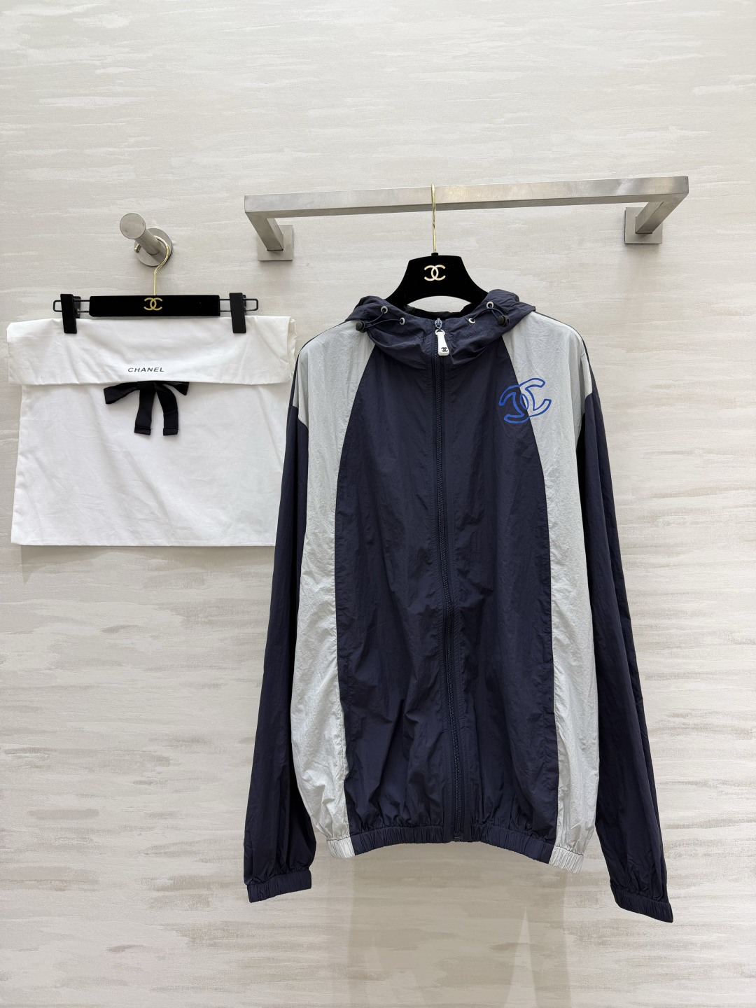 #Chane♡²⁶拼色连帽防晒外套撞色设计 复古又利落胸口经典双C低调点睛机能风连帽+拉链收口版型轻量透