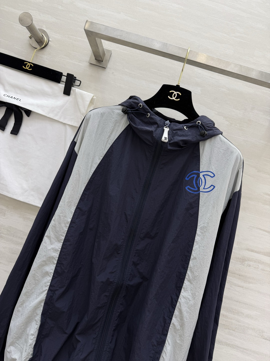 #Chane♡²⁶拼色连帽防晒外套撞色设计 复古又利落胸口经典双C低调点睛机能风连帽+拉链收口版型轻量透