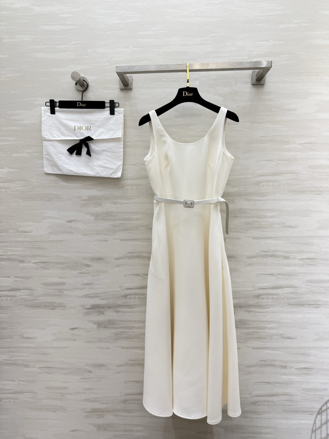 #Dio♡²⁶经典气质收腰吊带连衣裙黑白双色永恒经典，永不过时的高级感简约大方U型领，优雅修饰颈部线条细