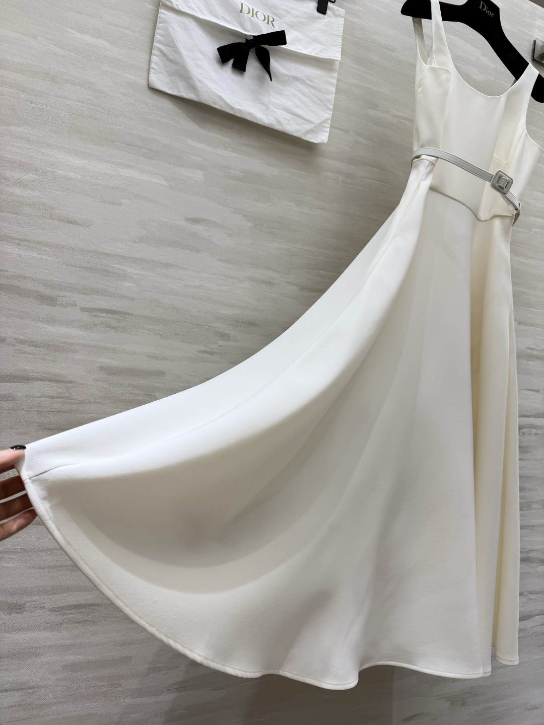 #Dio♡²⁶经典气质收腰吊带连衣裙黑白双色永恒经典，永不过时的高级感简约大方U型领，优雅修饰颈部线条细