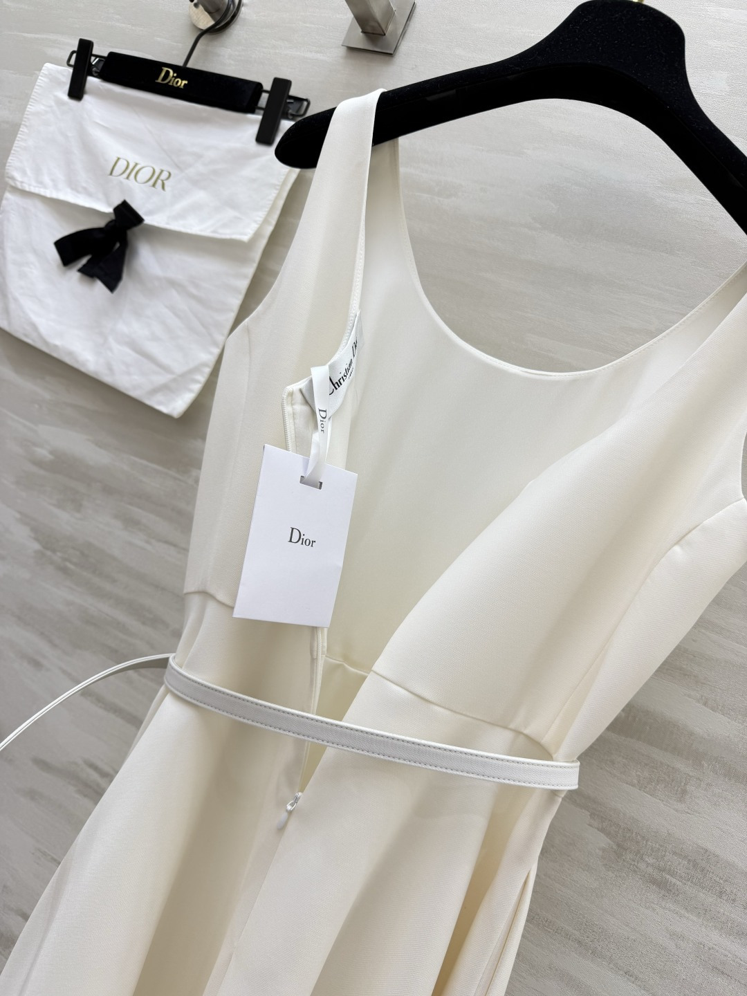 #Dio♡²⁶经典气质收腰吊带连衣裙黑白双色永恒经典，永不过时的高级感简约大方U型领，优雅修饰颈部线条细