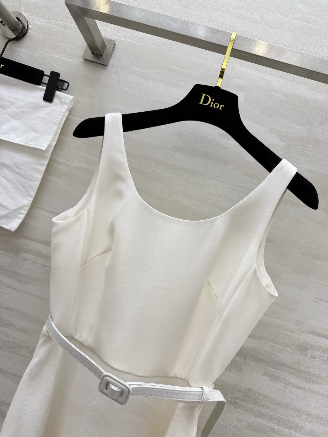 #Dio♡²⁶经典气质收腰吊带连衣裙黑白双色永恒经典，永不过时的高级感简约大方U型领，优雅修饰颈部线条细