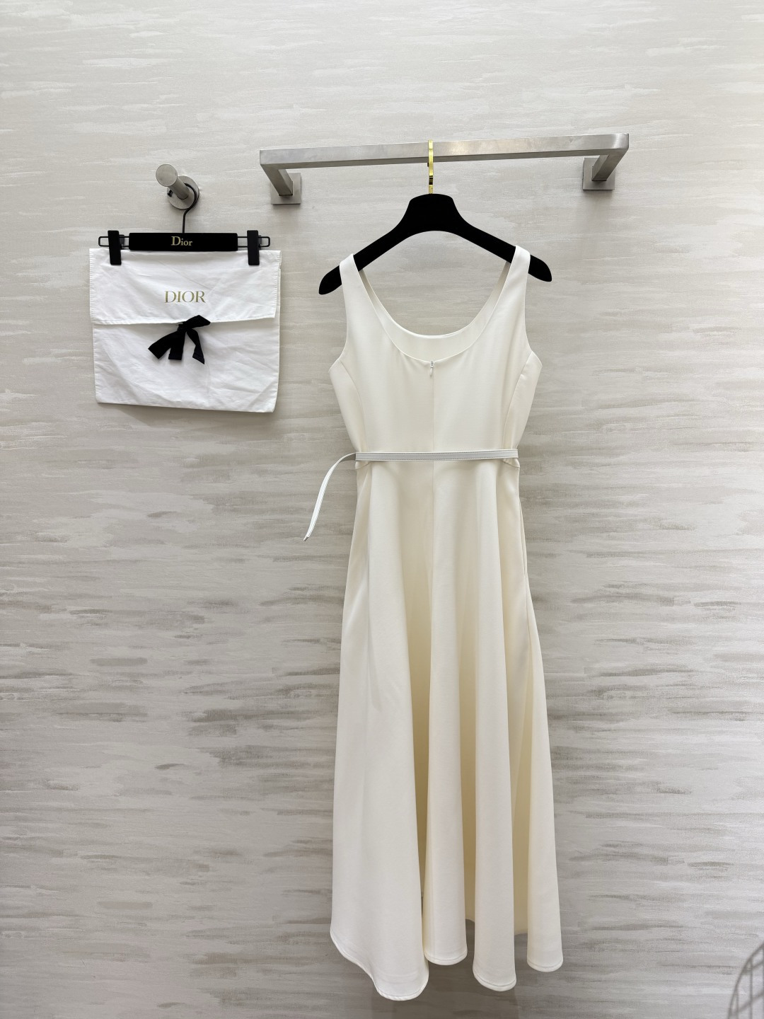 #Dio♡²⁶经典气质收腰吊带连衣裙黑白双色永恒经典，永不过时的高级感简约大方U型领，优雅修饰颈部线条细